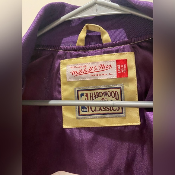 Mitchell and Ness Los Angeles Lakers Bomber Jacket - Picture 7 of 9